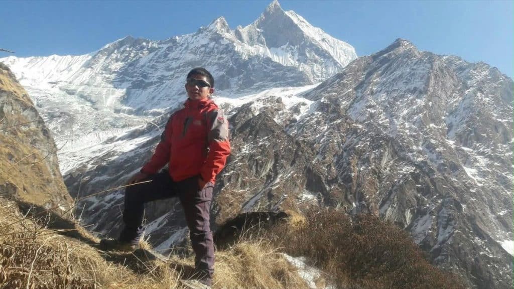 Desh Rai, guide anglophone, face au Machapuchare