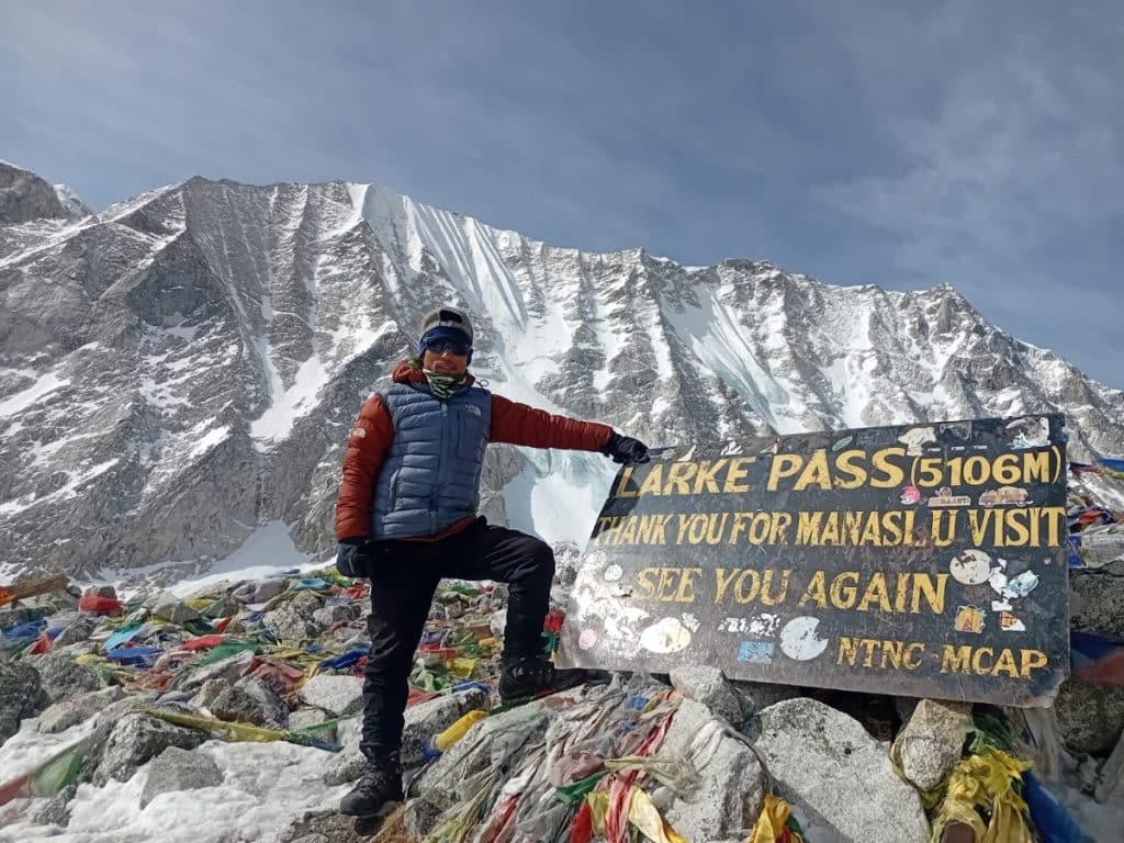 Resham Yonjan, guide francophone, au col du Larkya La